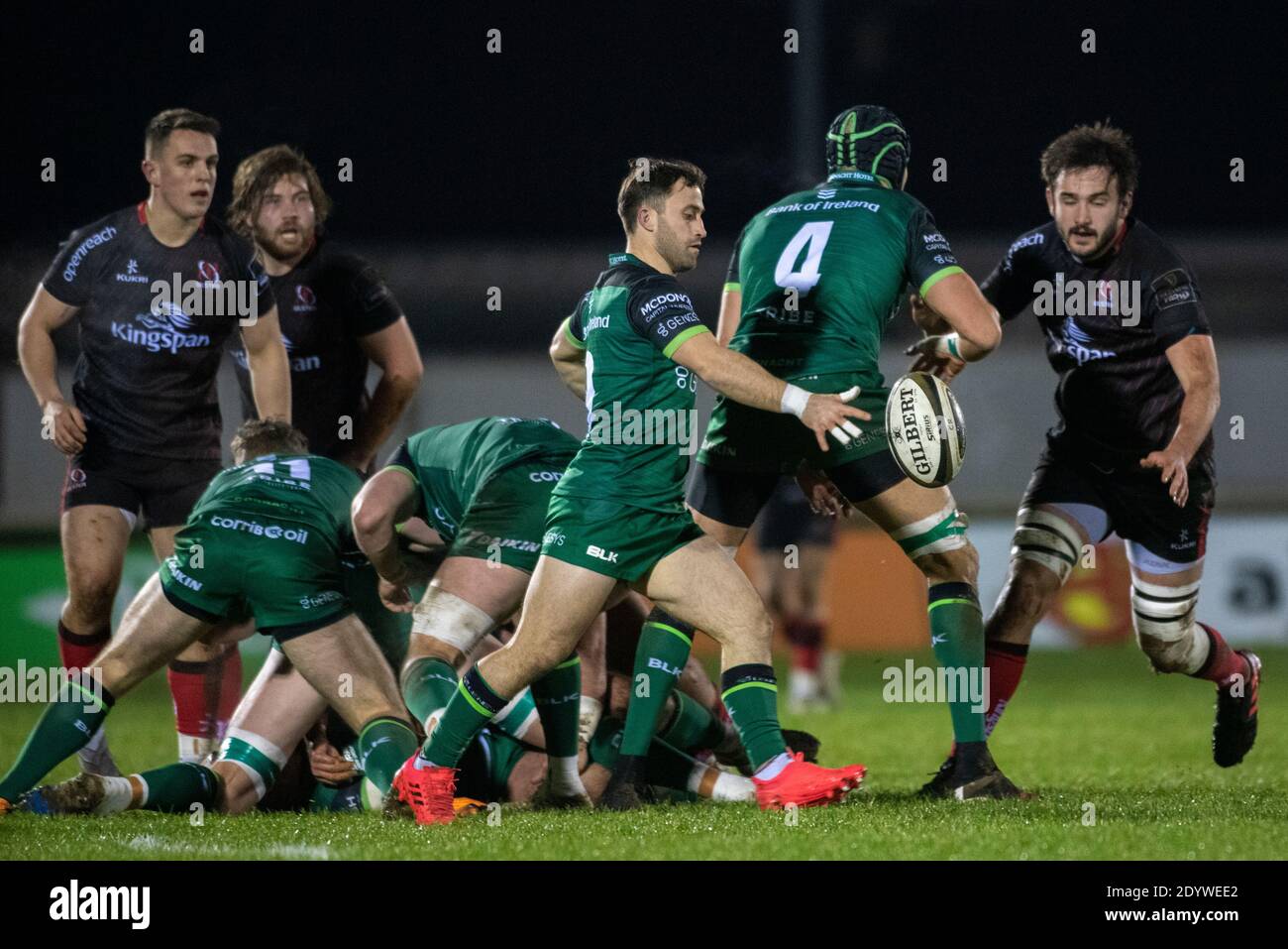 Galway, Irlande. 27 décembre 2020. La lame de Caolin du Connacht donne le ballon pendant le match Guinness PRO14 Round 9 entre Connacht Rugby et Ulster Rugby au Sportsground de Galway, Irlande le 27 décembre 2020 (photo par Andrew SURMA/SIPA USA) Credit: SIPA USA/Alay Live News Banque D'Images