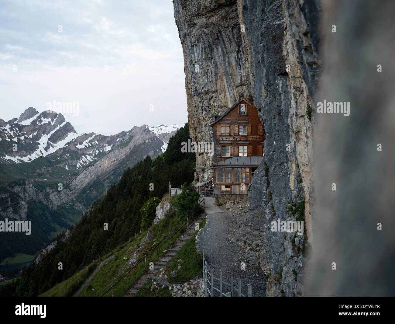 Célèbre gîte aescher-Wildkirchli construit dans le mur de falaise de calcaire alpstein Montagnes Appenzell Innerrhoden Suisse Banque D'Images