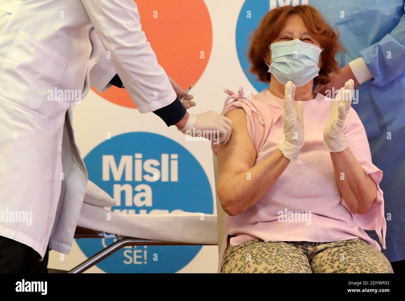 (201228) -- ZAGREB, le 28 décembre 2020 (Xinhua) -- Branka Anicic, âgée de 81 ans et résidant dans une maison de retraite, reçoit la vaccination COVID-19 et devient la première personne en Croatie à se faire vacciner dans un hôpital de Zagreb, en Croatie, le 27 décembre 2020. La vaccination contre le COVID-19 a commencé dimanche en Croatie, alors que les résidents des foyers de soins et les travailleurs médicaux ont reçu les premiers jabs. (Goran Stanzl/Pixsell via Xinhua) Banque D'Images