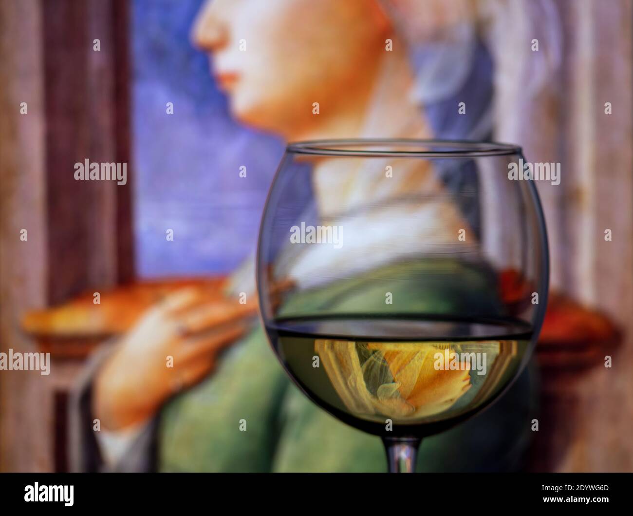 Le portrait classique de la vieille femme de l'artiste italien FRA Filippo Lippi (1406-1469) est présenté comme un reflet inversé dans un gobelet à vin. Banque D'Images