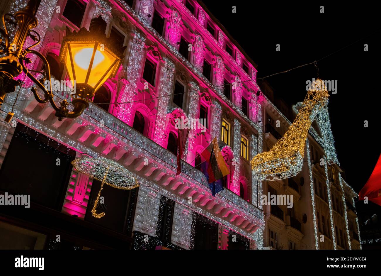 Noël illuminé décoration étincelante et bâtiment décoratif avec éclairage à bandes LED dans le centre-ville de Budapest, Hongrie. Banque D'Images