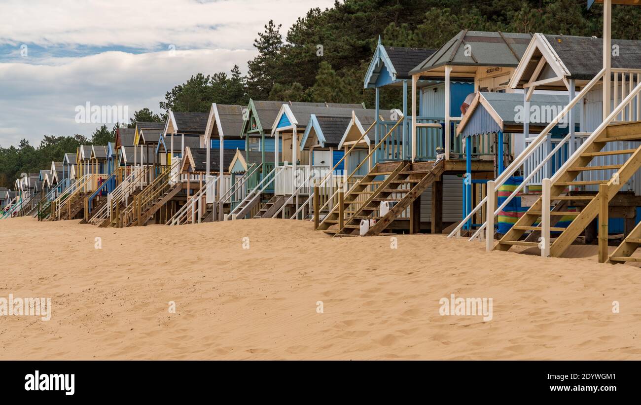 La plage et les cabanes de plage dans la région de Wells-next-the-Sea, Norfolk, England, UK Banque D'Images