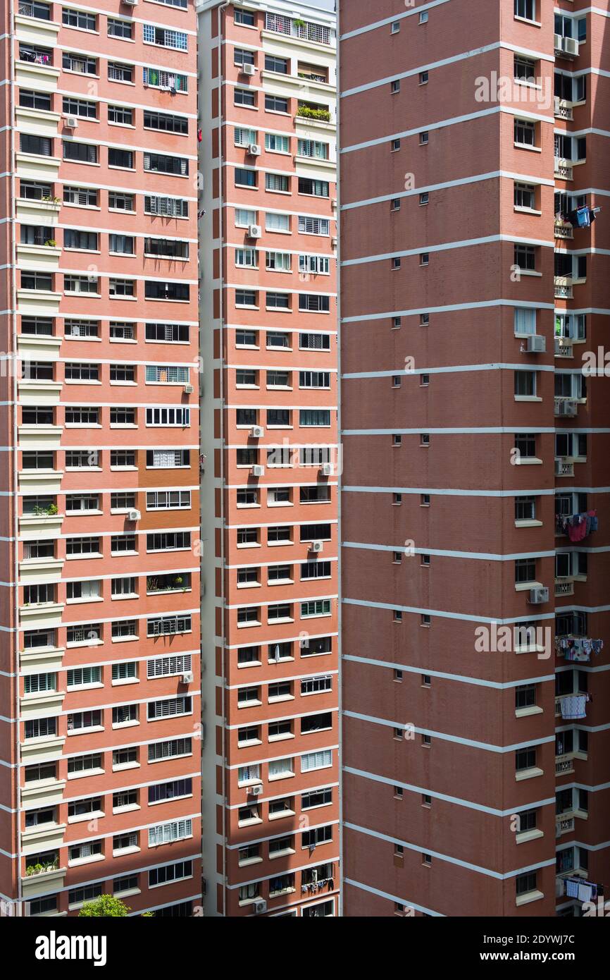 Vue verticale des blocs immobiliers de couleur marron, Singapour. Banque D'Images