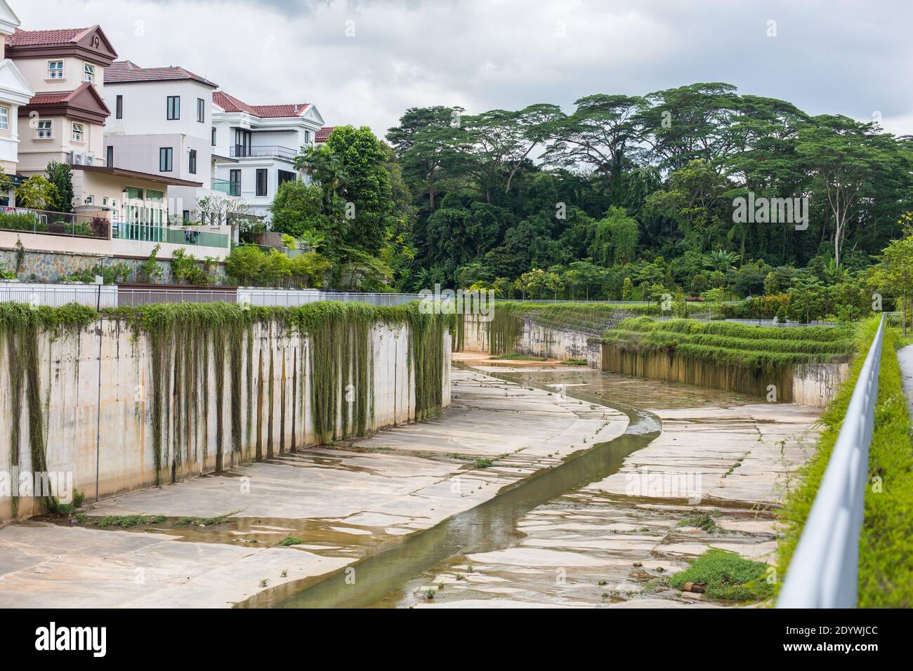 Canal spacieux pour détourner les inondations et le canal des eaux pluviales vers le réservoir désigné. Aménagement paysager dans la région pour embellir le site. Singapour. Banque D'Images
