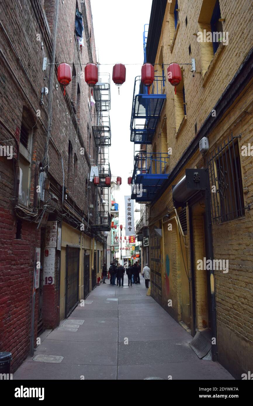 Lanternes en papier rouge accrochées sur une allée dans Chinatown, San Francisco. Banque D'Images