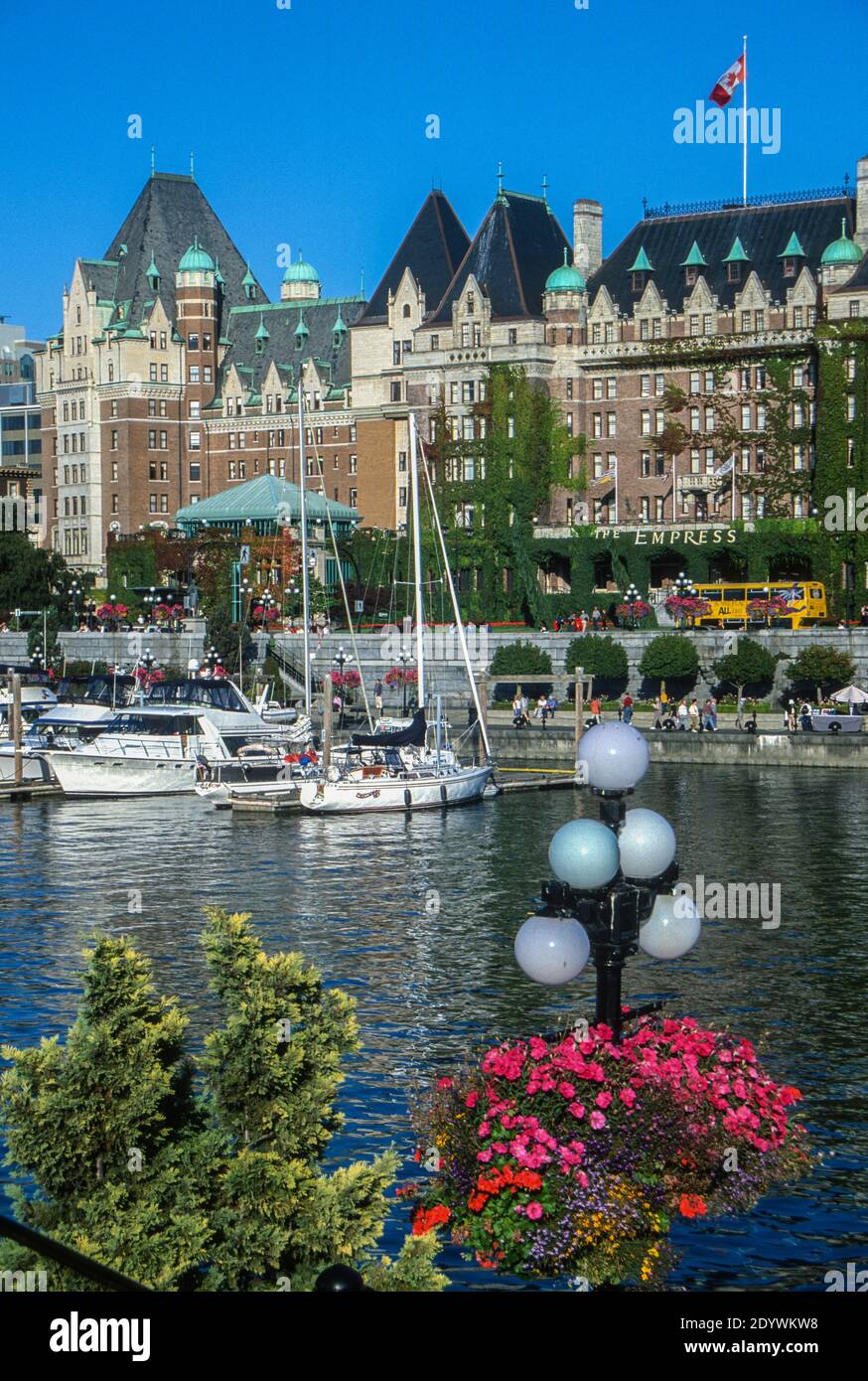 Victoria, Colombie-Britannique, Canada. Hôtel Empress avec petit port de bateau et panier de fleurs. Banque D'Images