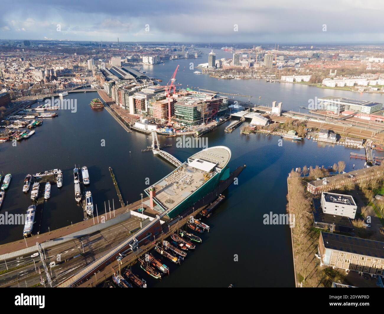 Amsterdam, Nord-Hollande, pays-Bas - 12-25-2020 Amsterdam centre, vue aérienne le centre-ville Nemo Oosterdok ithe IJ River, IJ tunnel entrée Banque D'Images