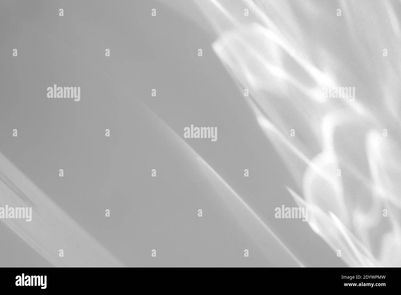effet caustique ombre et lumière sur un mur blanc Banque D'Images