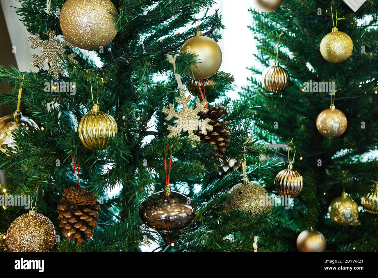 Sapin de Noël décoré de jouets. Concept de la nouvelle année Banque D'Images