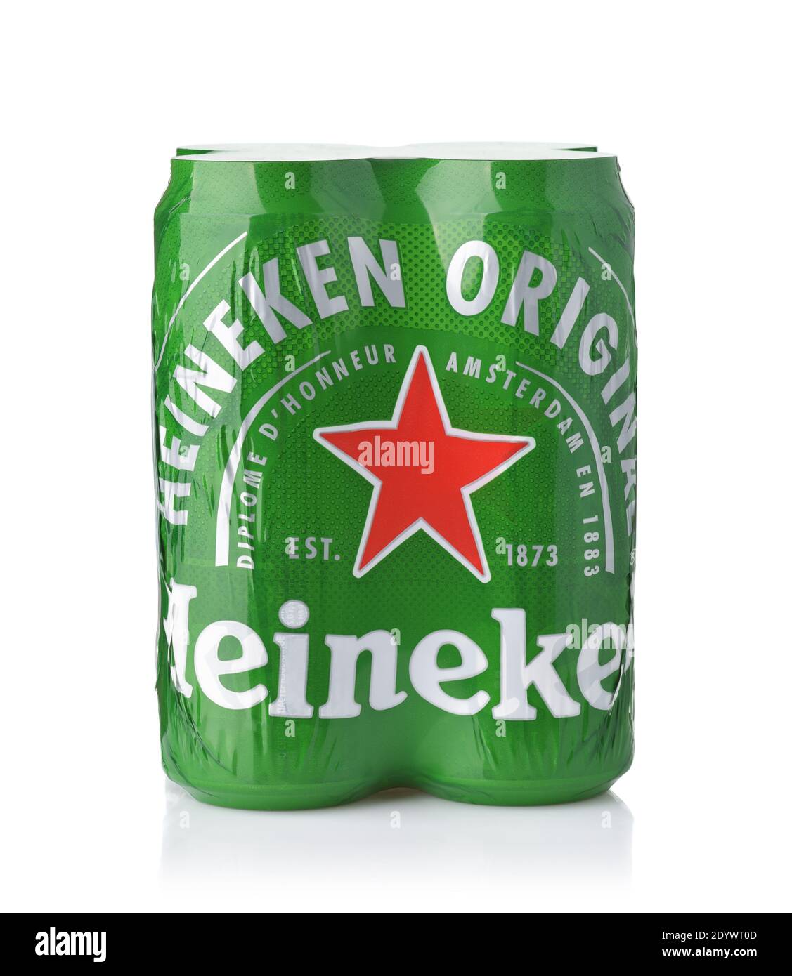 Samara, Russie - décembre 2020. Prise de produit d'un emballage de film thermorétractable de quatre canettes de bière Heineken​ isolées sur du blanc Banque D'Images