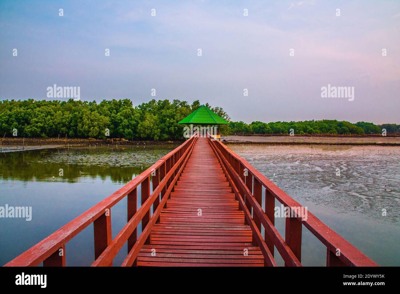 Le pont rouge a environ 6 ans, construit par le Bureau des travaux publics et de l'urbanisme de Samut Sakhon. Le pont était rouge parce que le village était ori Banque D'Images