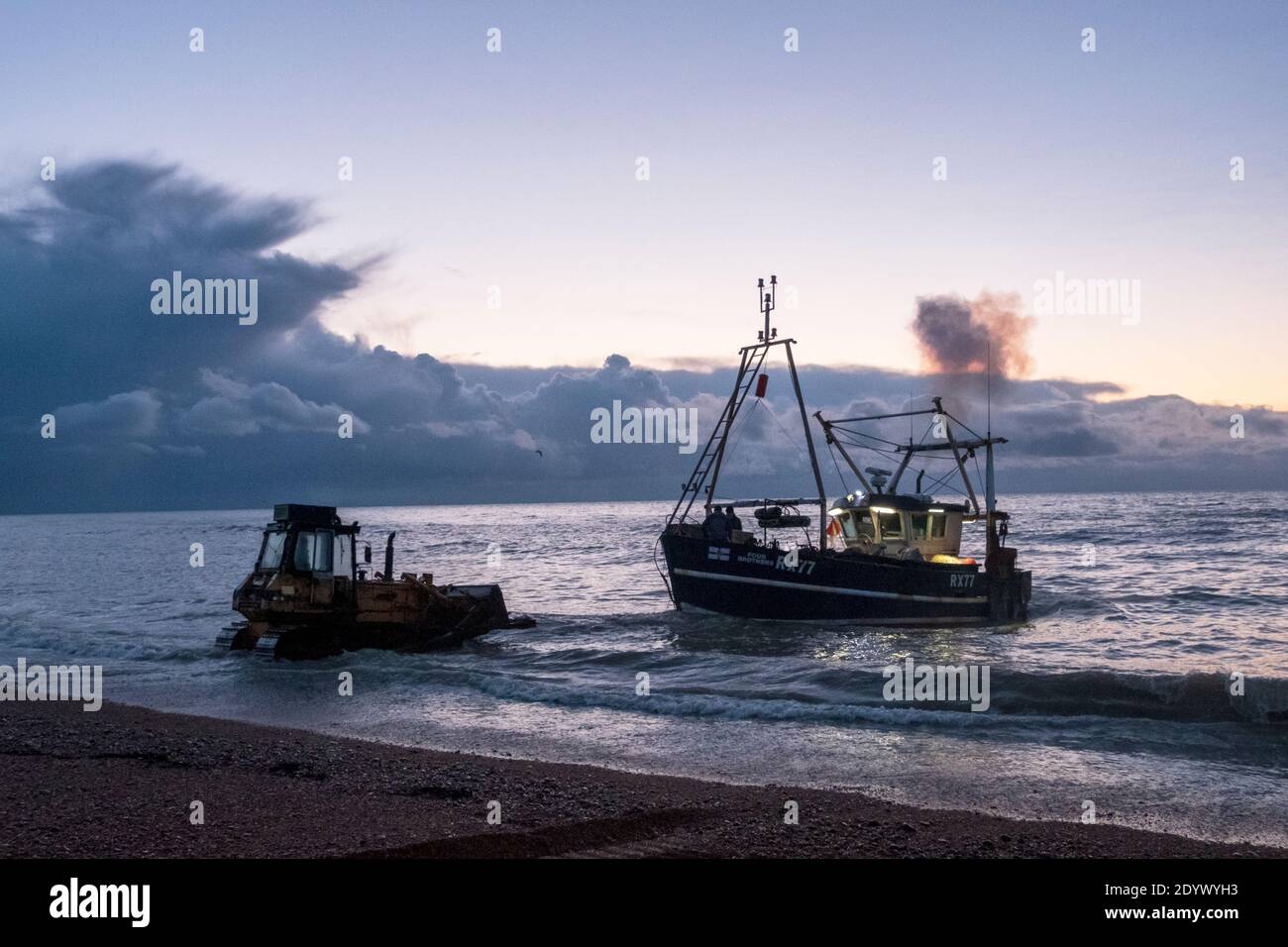 Hastings, East Sussex, Royaume-Uni 28 décembre 2020. Le chalutier de pêche de Hastings se lance à l'aube, depuis la plage des pêcheurs de la vieille ville de Stade. Avec plus de 25 bateaux, Hastings possède la plus grande flotte de pêche lancée sur la plage en Europe. Carolyn Clarke/Alamy Live News Banque D'Images