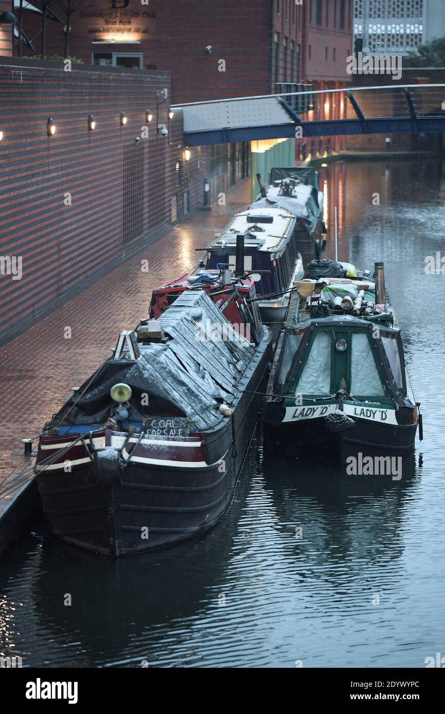 Birmingham, West Midlands, Royaume-Uni. 28 décembre 2020. Un léger dépoussiérage de neige s'installe le long des canaux dans le centre-ville de Birmingham tandis que la neige couvre la majeure partie de la région. Photo par crédit : arrêter presse Media/Alamy Live News Banque D'Images