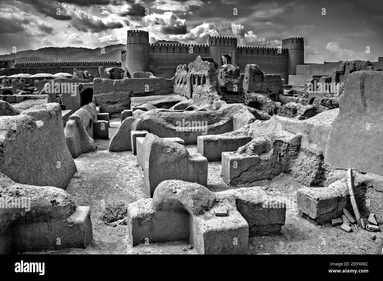 Vue sur le château de Rayen, citadelle d'adobe abandonnée dans la périphérie du désert autour de Kerman, Iran. Banque D'Images
