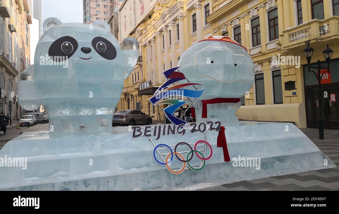 Deux sculptures sur glace représentant les mascottes officielles des Jeux Olympiques d'hiver de 2022, Bing Dwen Dwen et Shuey Rhon Rhon, se tiennent avec les anneaux olympiques autour dans Banque D'Images