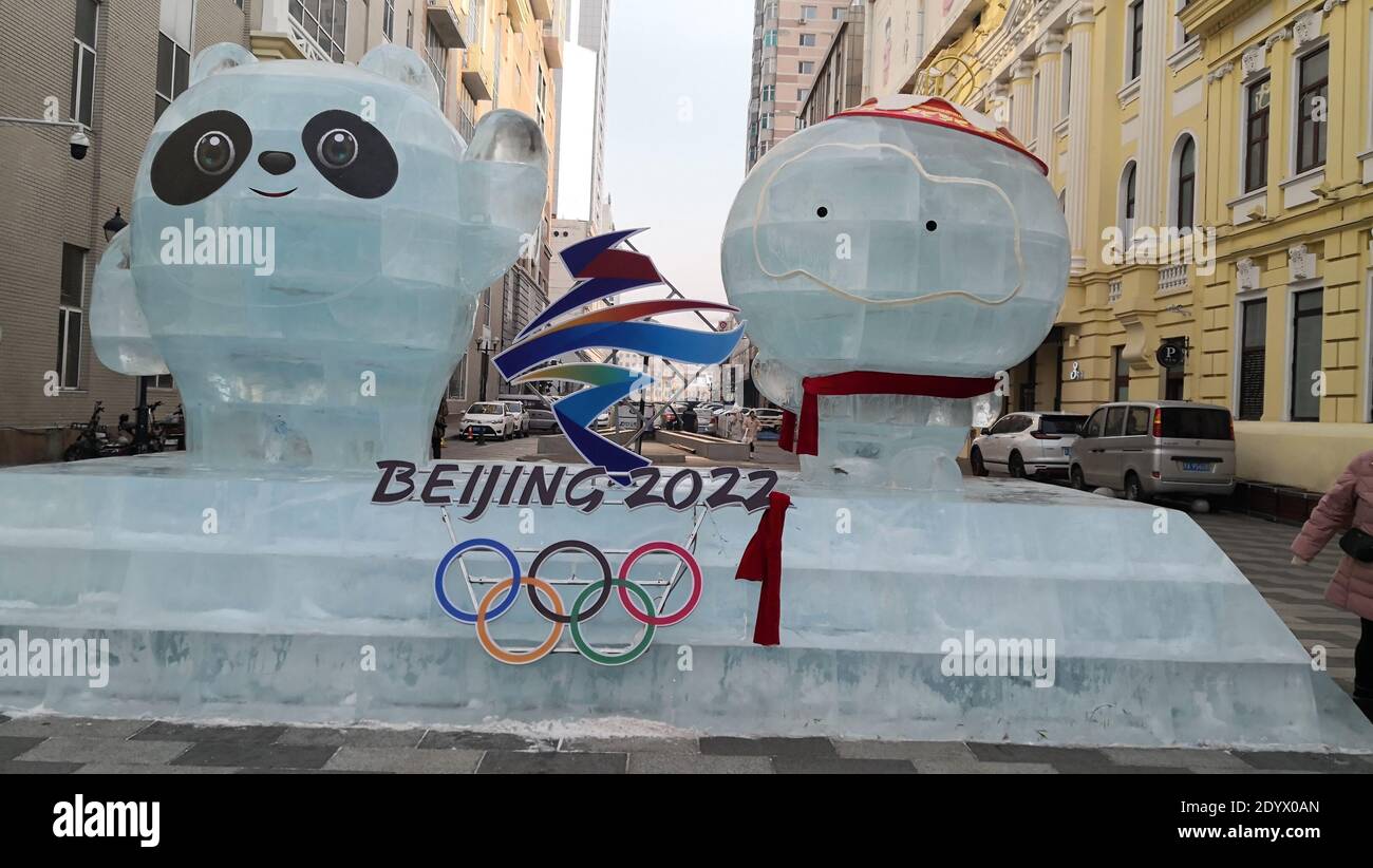 Deux sculptures sur glace représentant les mascottes officielles des Jeux Olympiques d'hiver de 2022, Bing Dwen Dwen et Shuey Rhon Rhon, se tiennent avec les anneaux olympiques autour dans Banque D'Images