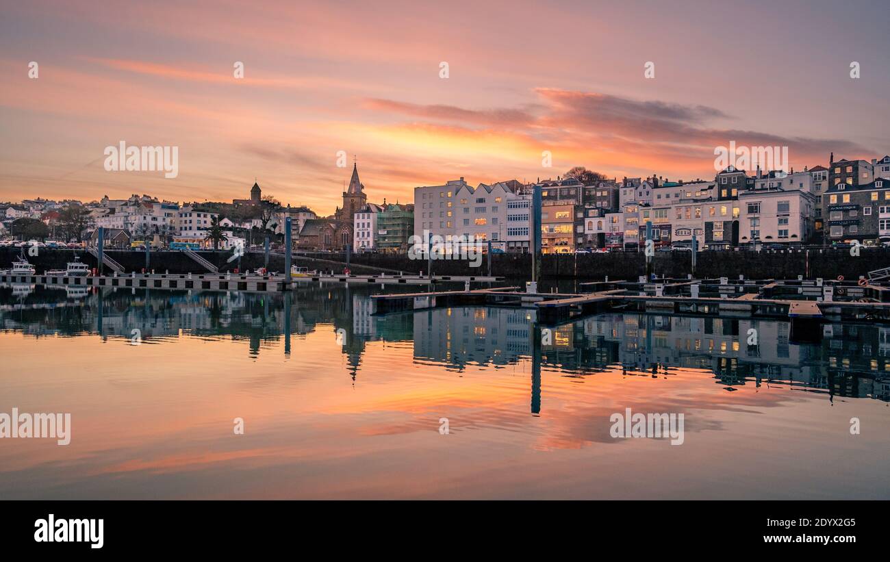Port St Peter, Guernesey, front de mer au coucher du soleil Banque D'Images