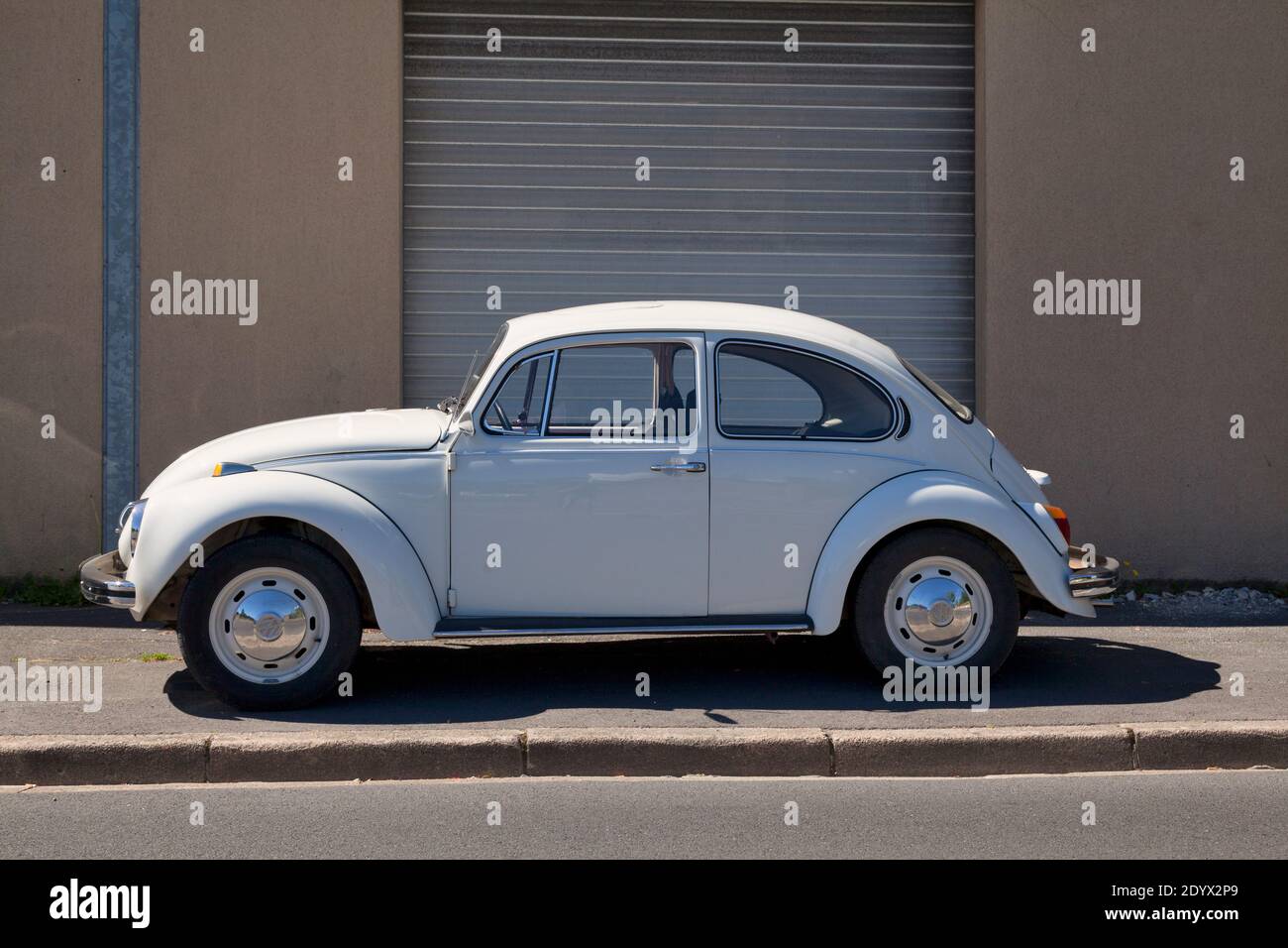 Bayeux, France - août 06 2020 : la Volkswagen Beetle est fabriquée et commercialisée par le constructeur automobile allemand Volkswagen (VW) depuis 1938. Banque D'Images