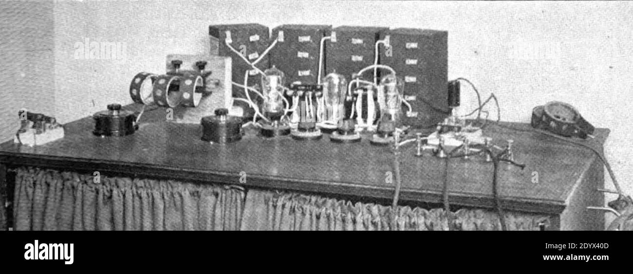 Un récepteur radio régénératif à tube à vide fait maison de 1922, avec ses  pièces vissées sur un plan d'examen, montrant les composants anciens  utilisés. Le récepteur régénératif, inventé en 1913 par