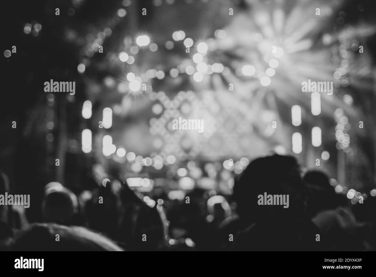 Fête de carnaval , nuit blurry boîte de nuit musique danse son , Party People flou arrière-plan. Image en noir et blanc. Banque D'Images