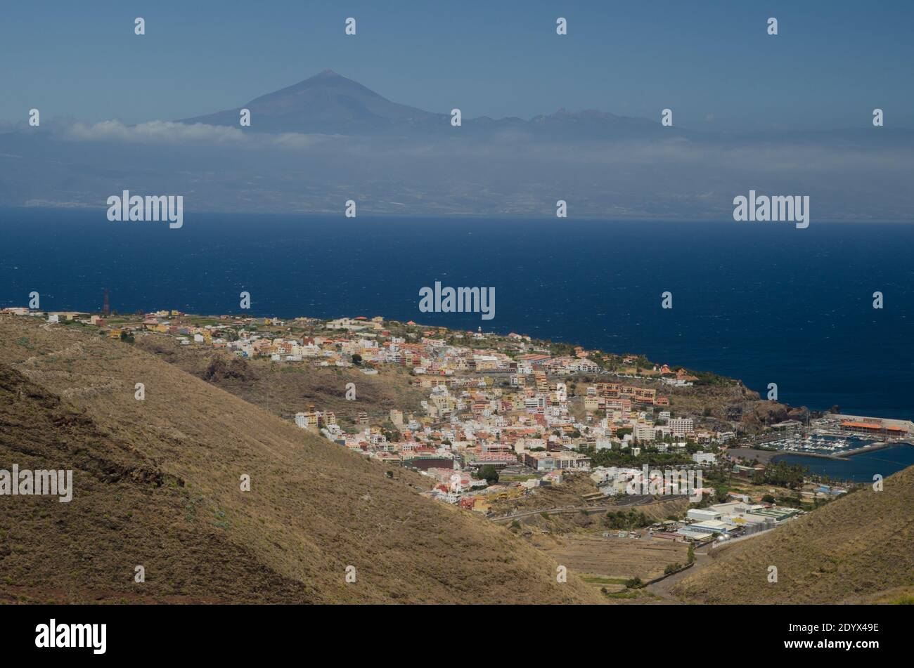 Ville de San Sebastian de la Gomera en premier plan et île de Ténérife avec le sommet du Teide en arrière-plan. La Gomera. Îles Canaries. Espagne. Banque D'Images