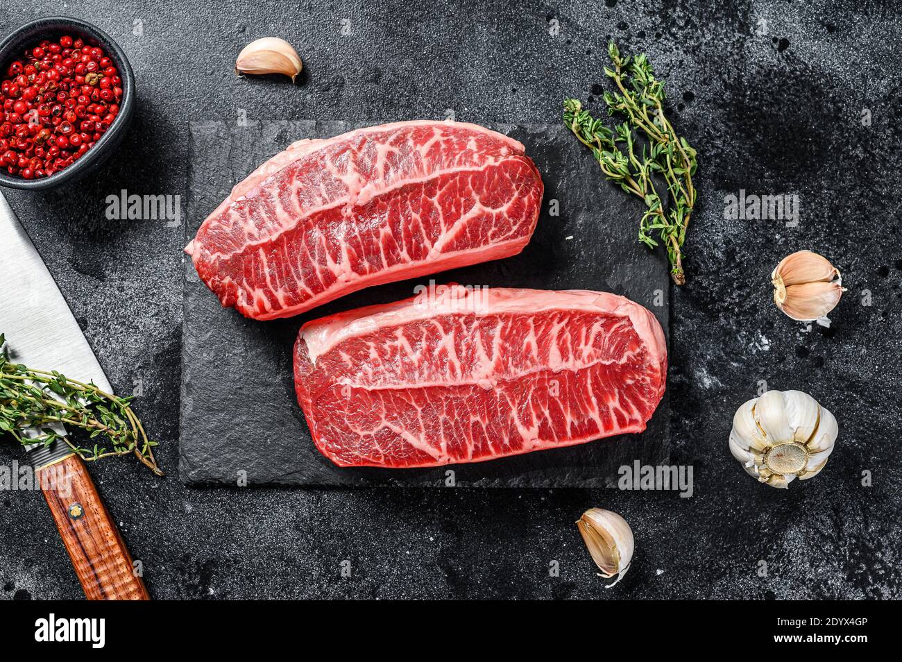 Viande biologique crue Twagyu steak à la lame d'huîtres. Arrière-plan noir. Vue de dessus Banque D'Images