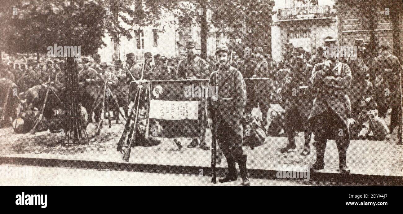 Régiment d'infanterie français avant d'être envoyé au front en 1914. Banque D'Images