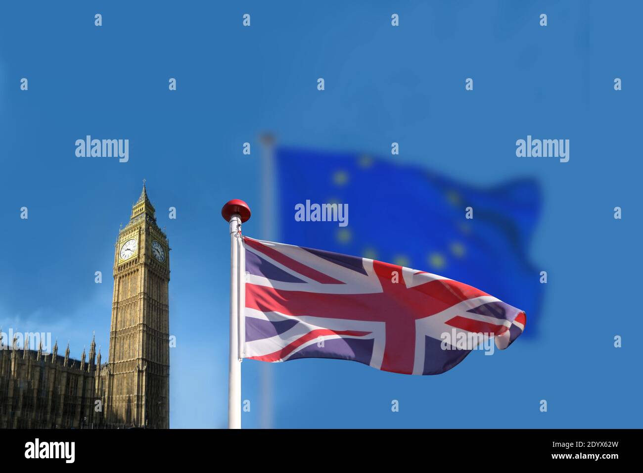 Le drapeau anglais ou britannique agité devant un drapeau flou de l'Union européenne. Big Ben et les chambres du Parlement vus en arrière-plan. Anglais Banque D'Images