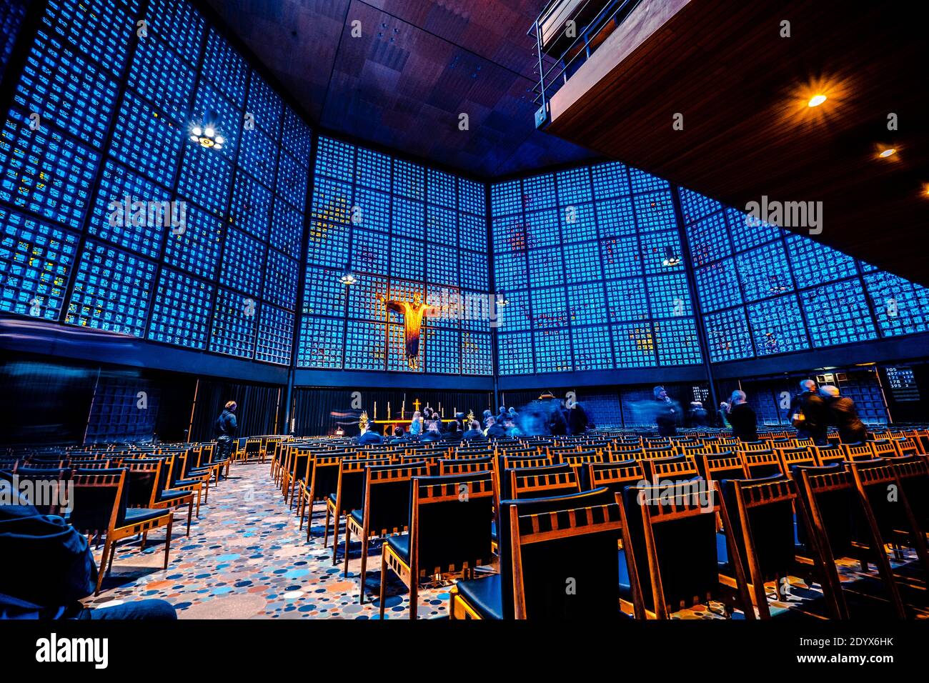 Berlin, Allemagne - 20 septembre 2019 : intérieur de l'église du souvenir Kaiser Wilhelm avec crucifix Banque D'Images