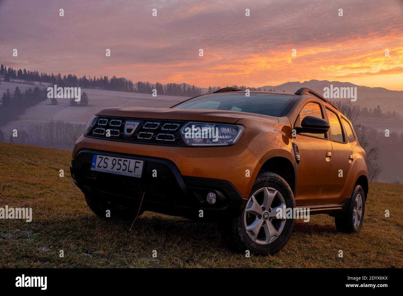 Le célèbre 4x4 Dacia Duster dans la nature sauvage de la montagne Banque D'Images