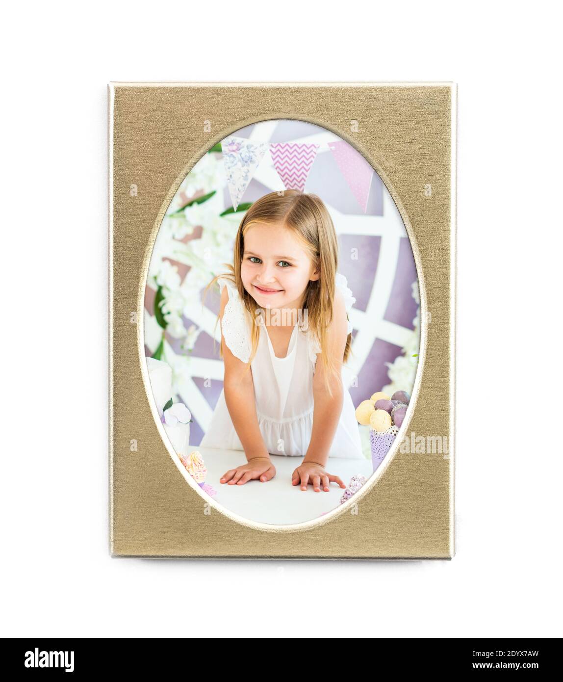 Jolie petite fille dans un cadre photo ovale doré isolé arrière-plan blanc Banque D'Images