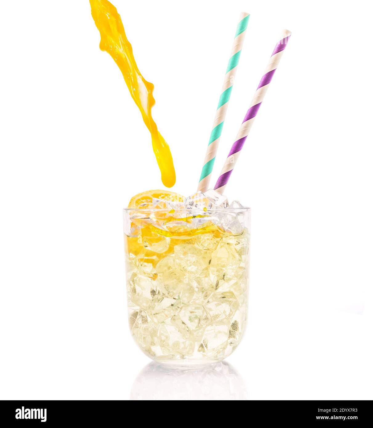 Magnifique cocktail glacé avec pailles colorées Banque D'Images