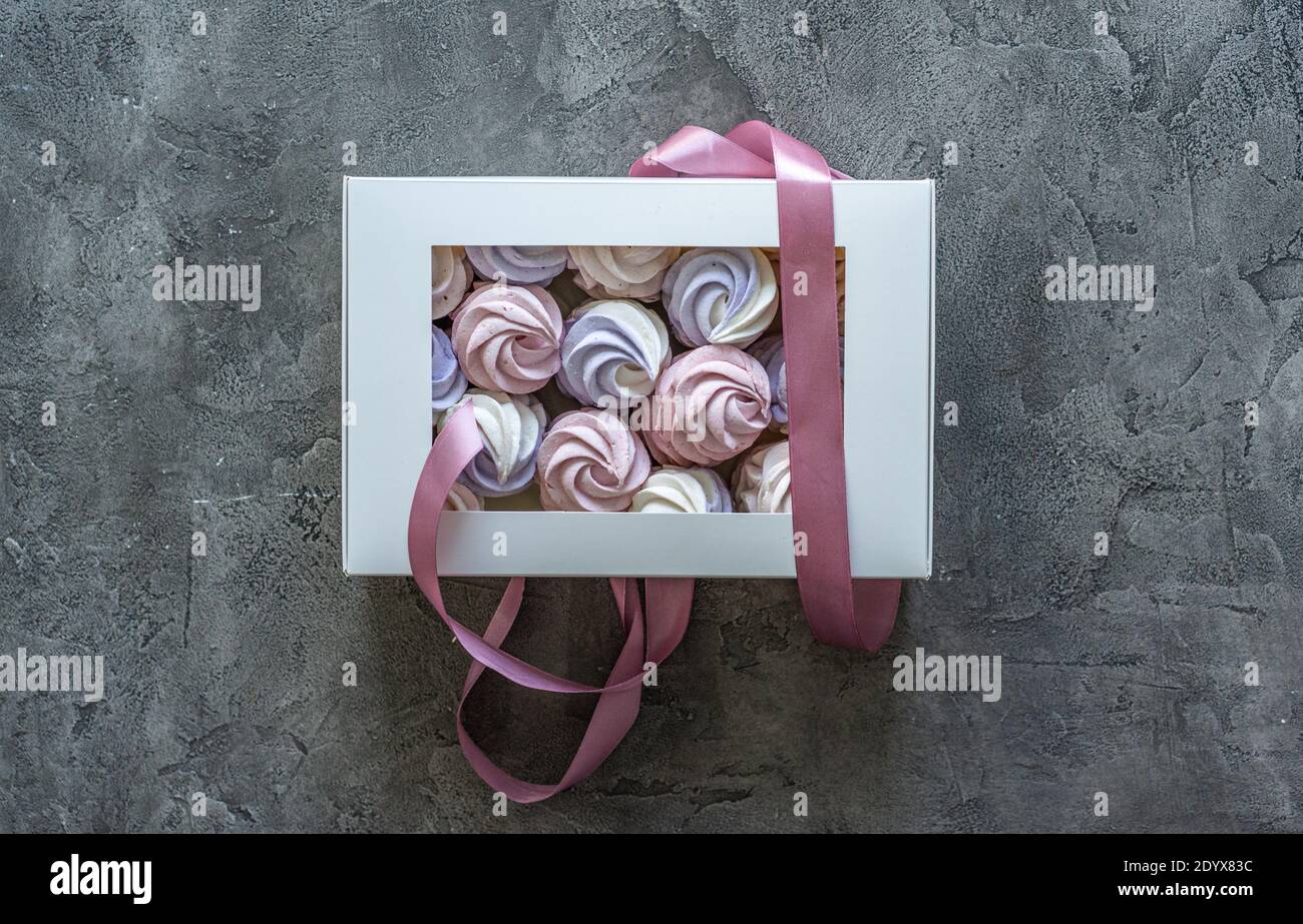 Vue de dessus des marshmallows faits maison emballés dans une boîte cadeau Banque D'Images