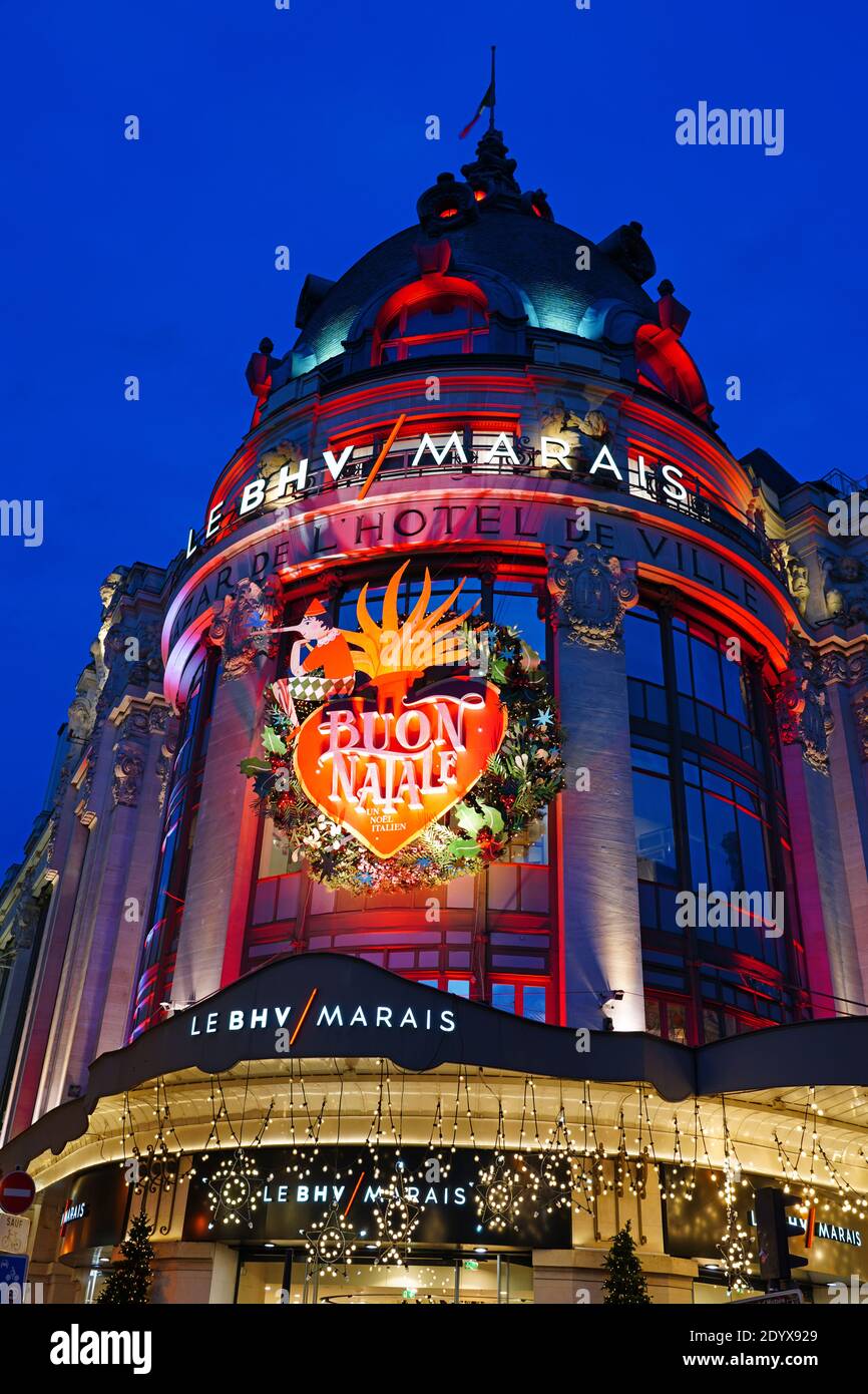 PARIS, FRANCE -19 DEC 2020- vue de nuit du monument Bazar de l Hôtel de ville (BHV) Grand magasin du Marais sur la rue de Rivoli à Paris, France durin Banque D'Images