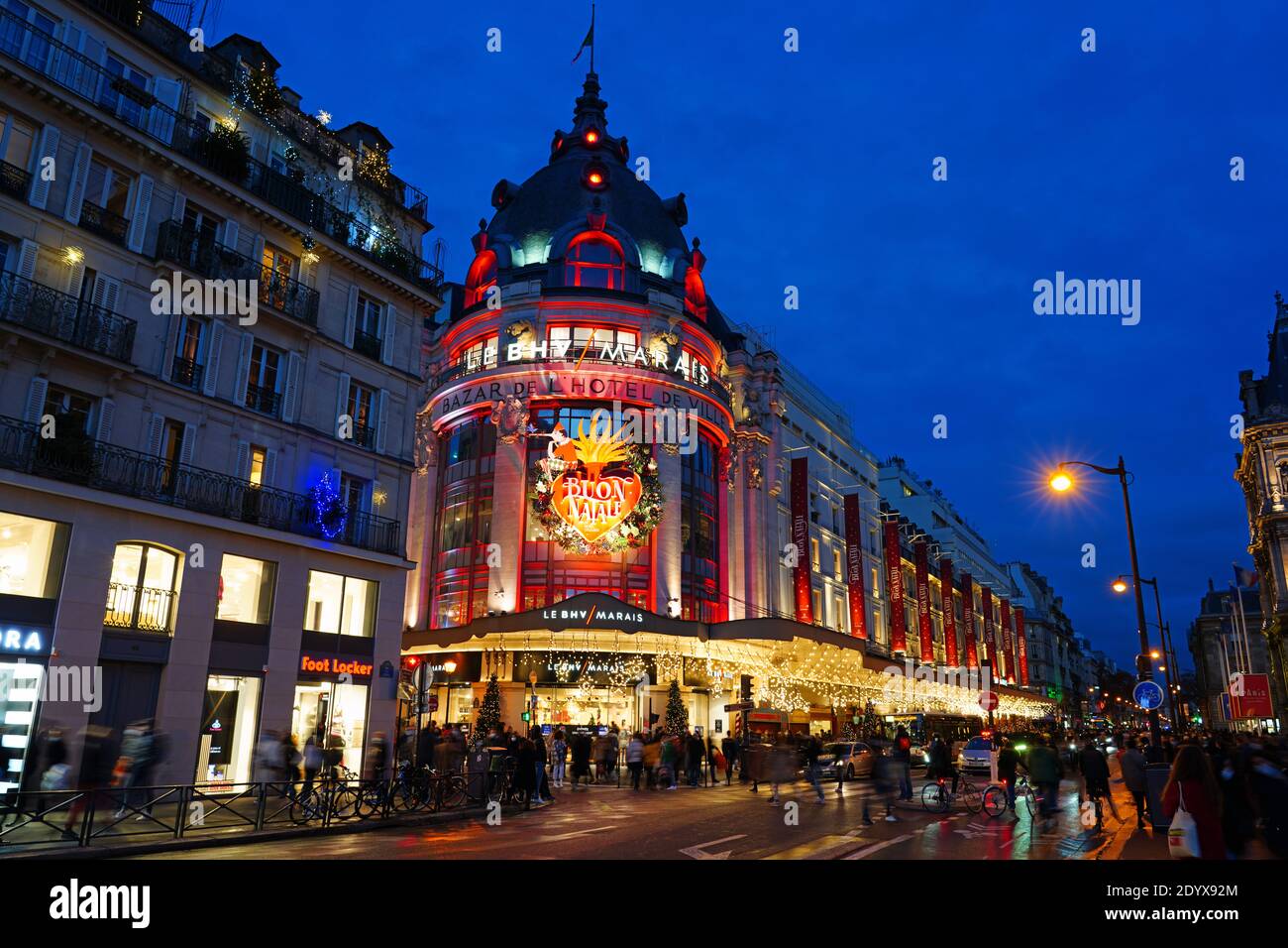 PARIS, FRANCE -19 DEC 2020- vue de nuit du monument Bazar de l Hôtel de ville (BHV) Grand magasin du Marais sur la rue de Rivoli à Paris, France durin Banque D'Images