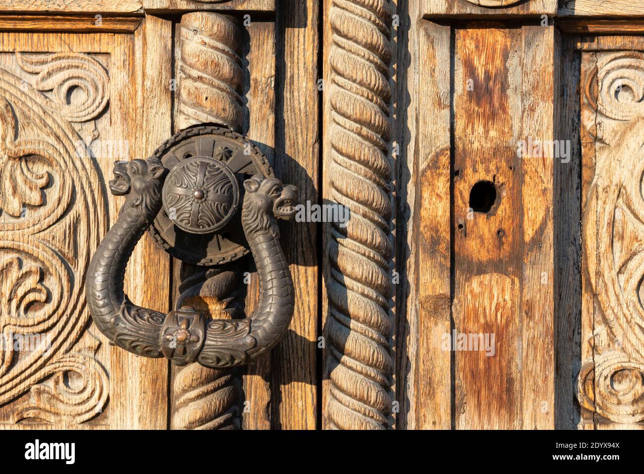 Porte décorative sur une ancienne porte en panneau de bois sculpté, détail rapproché de la rue historique Eglise orthodoxe Alexander Nevsky à Sofia Bulgarie Banque D'Images