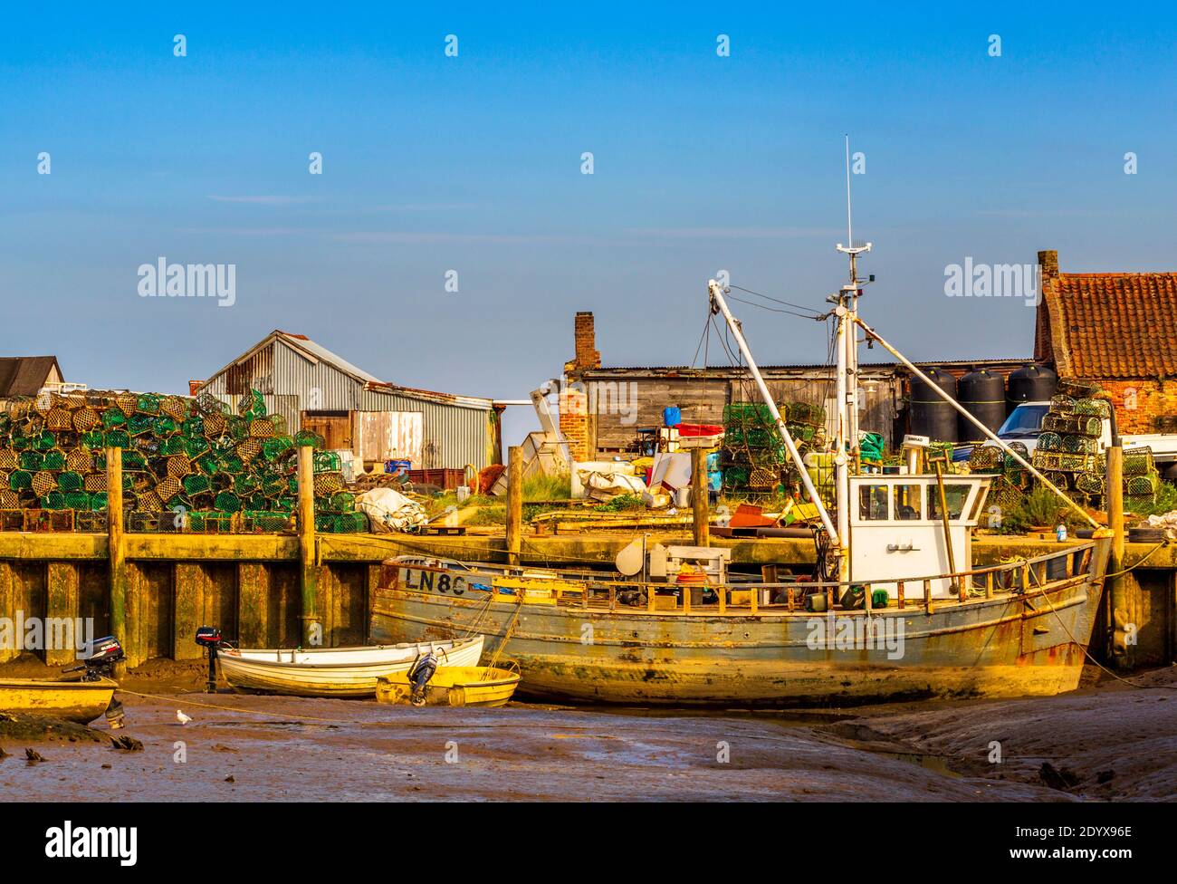 Bateaux de pêche et équipement à Brancaster Staithe. Banque D'Images