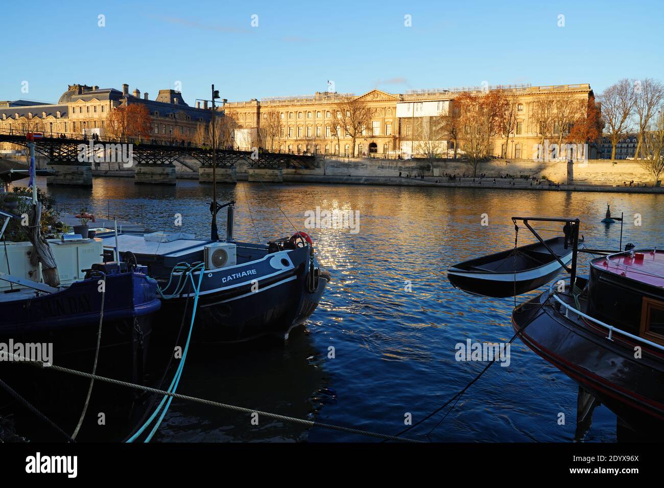 PARIS, FRANCE -15 DEC 2020- vue sur le Pont des Arts, un pont de métal piétonnier au-dessus de la Seine à Paris, France. Banque D'Images