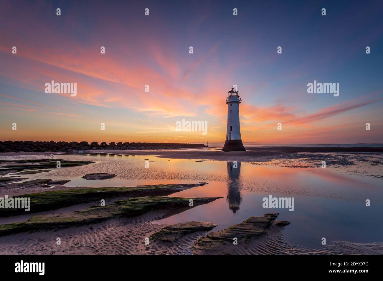 Rock Perch phare au coucher du soleil. Banque D'Images