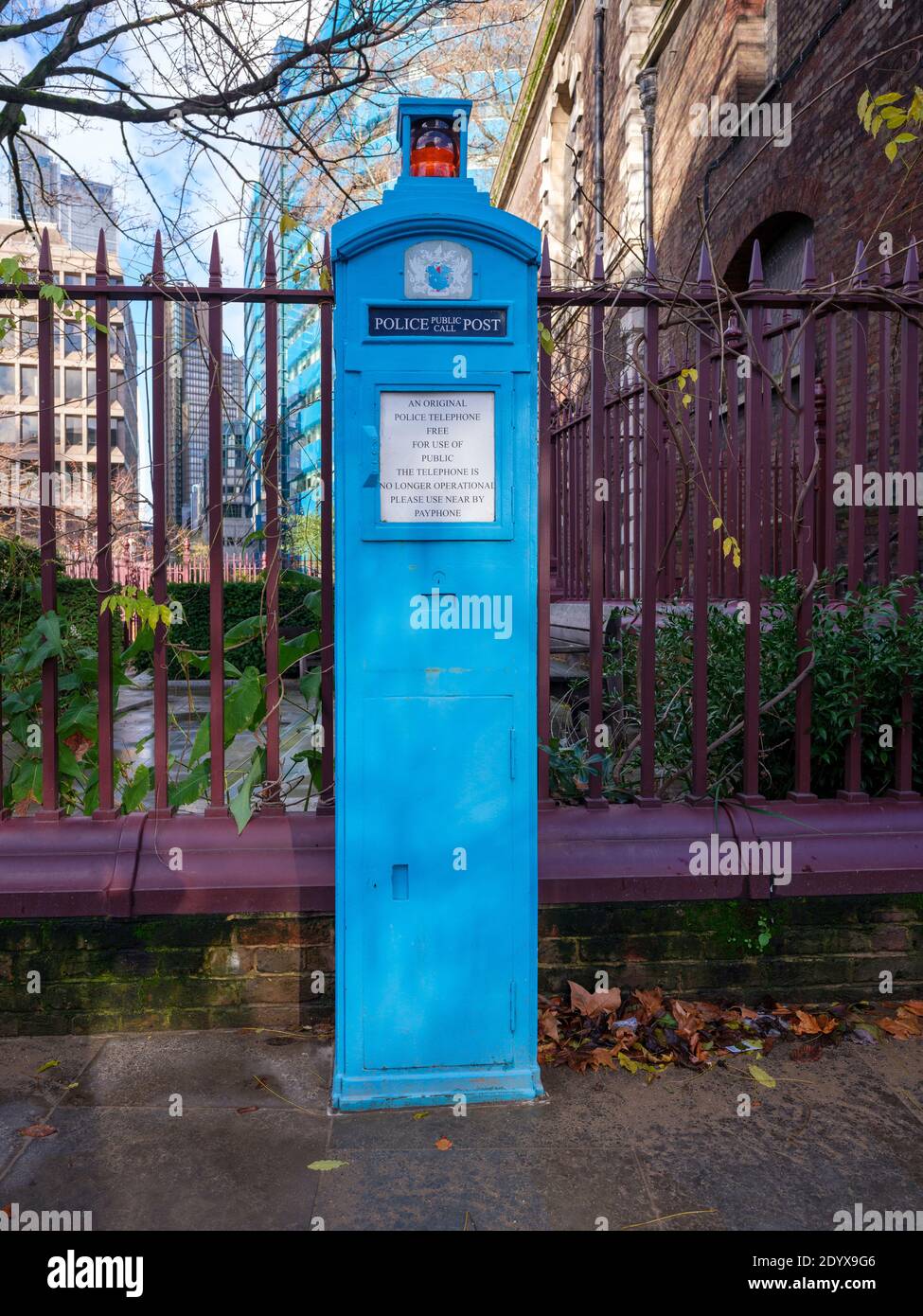 Une petite boîte téléphonique de la police de Londres, appelée à juste titre une boîte pilier de la police de Londres, a maintenant été désinstallée à l'extérieur de l'église St Botolph sur Aldgate, dans la ville de Londres Banque D'Images