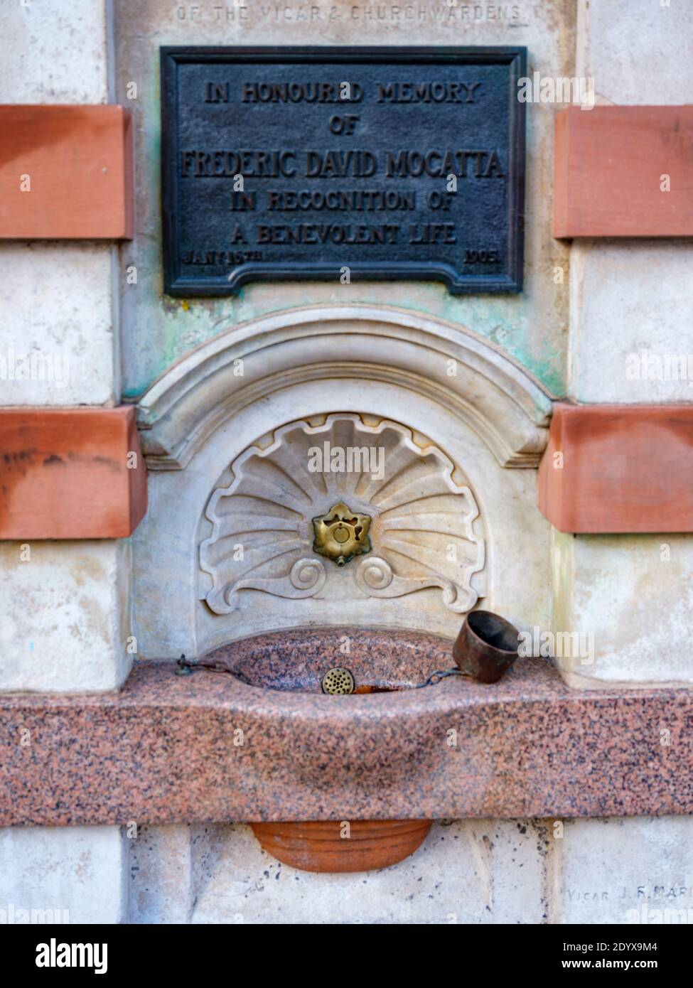 Fontaine à boire publique Frédéric David Mocatta (1906) située dans le Chemins de fer de l'église de St Botolph sans Aldgate récemment restauré Banque D'Images