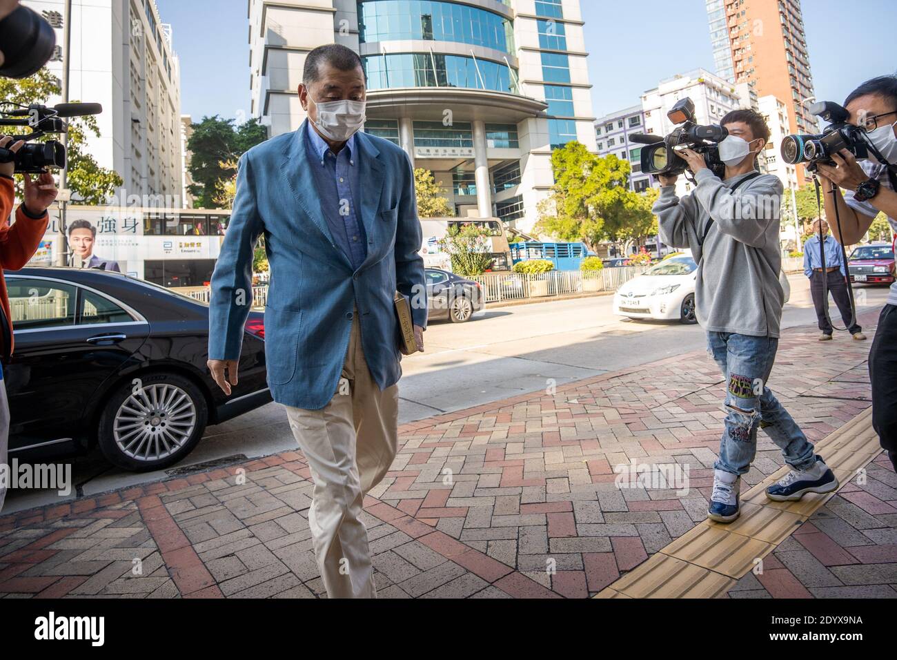 Le magnat des médias pro-démocratie de Hong Kong Jimmy Lai arrive au poste de police de la ville de Kowloon alors qu'il se rapporte à la police dans le cadre de sa condition de mise en liberté sous caution.Lai a été accusé de collusion avec des forces étrangères pour mettre en danger la sécurité nationale en vertu de la nouvelle loi sur la sécurité nationale. Il a été mis en liberté sous caution dans des conditions strictes, y compris l'arrestation à domicile et l'interdiction des postes dans les médias sociaux. Banque D'Images