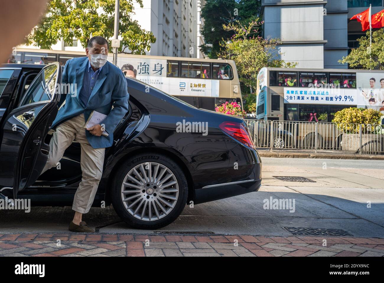 Le magnat des médias pro-démocratie de Hong Kong Jimmy Lai arrive au poste de police de la ville de Kowloon alors qu'il se rapporte à la police dans le cadre de sa condition de mise en liberté sous caution.Lai a été accusé de collusion avec des forces étrangères pour mettre en danger la sécurité nationale en vertu de la nouvelle loi sur la sécurité nationale. Il a été mis en liberté sous caution dans des conditions strictes, y compris l'arrestation à domicile et l'interdiction des postes dans les médias sociaux. Banque D'Images