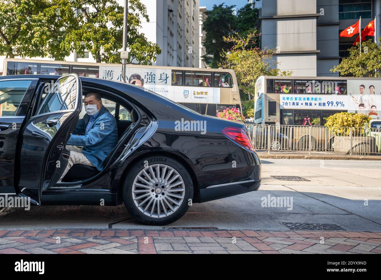 Le magnat des médias pro-démocratie de Hong Kong Jimmy Lai arrive au poste de police de la ville de Kowloon alors qu'il se rapporte à la police dans le cadre de sa condition de mise en liberté sous caution.Lai a été accusé de collusion avec des forces étrangères pour mettre en danger la sécurité nationale en vertu de la nouvelle loi sur la sécurité nationale. Il a été mis en liberté sous caution dans des conditions strictes, y compris l'arrestation à domicile et l'interdiction des postes dans les médias sociaux. Banque D'Images