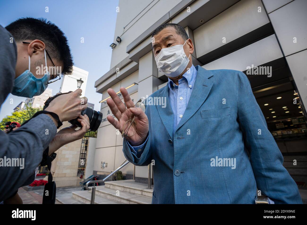 Le magnat des médias pro-démocratie de Hong Kong, Jimmy Lai, quitte le poste de police de Kowloon City après s'être rendu compte à la police dans le cadre de sa condition de mise en liberté sous caution.Lai a été accusé de collusion avec des forces étrangères pour mettre en danger la sécurité nationale en vertu de la nouvelle loi sur la sécurité nationale. Il a été mis en liberté sous caution dans des conditions strictes, y compris l'arrestation à domicile et l'interdiction des postes dans les médias sociaux. Banque D'Images