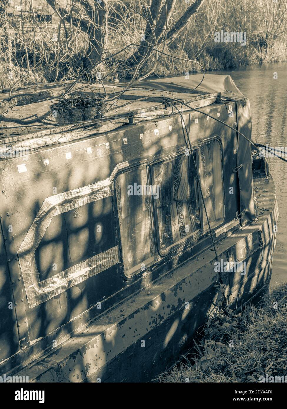 Paysage noir et blanc, Old Narrowboat, Oxford Canal, Oxford, Oxfordshire, Angleterre, Royaume-Uni, GB. Banque D'Images