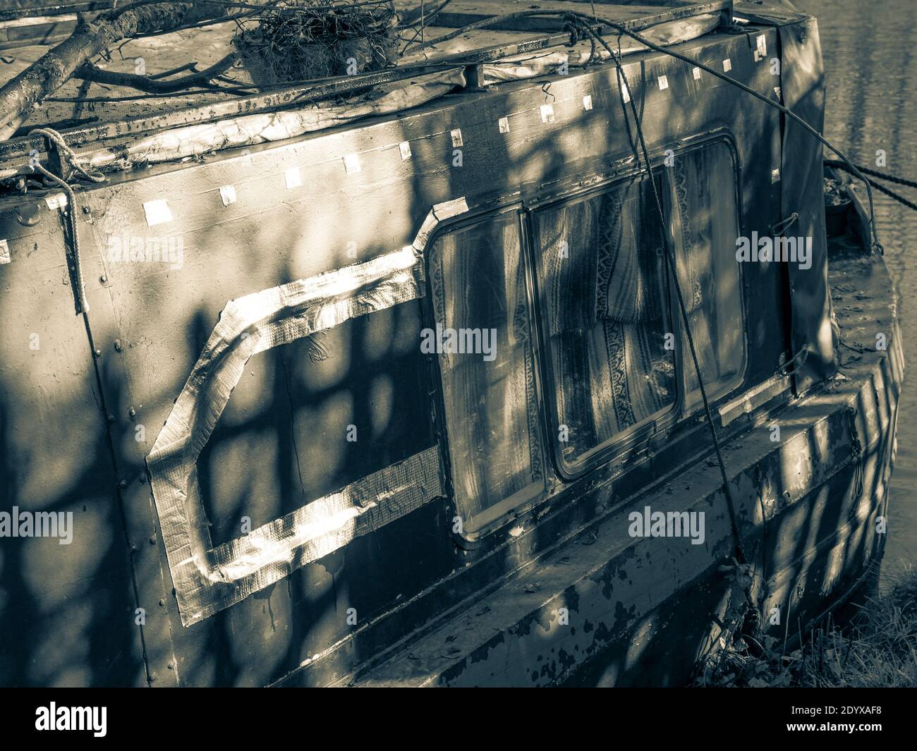 Paysage noir et blanc, Old Narrowboat, Oxford Canal, Oxford, Oxfordshire, Angleterre, Royaume-Uni, GB. Banque D'Images