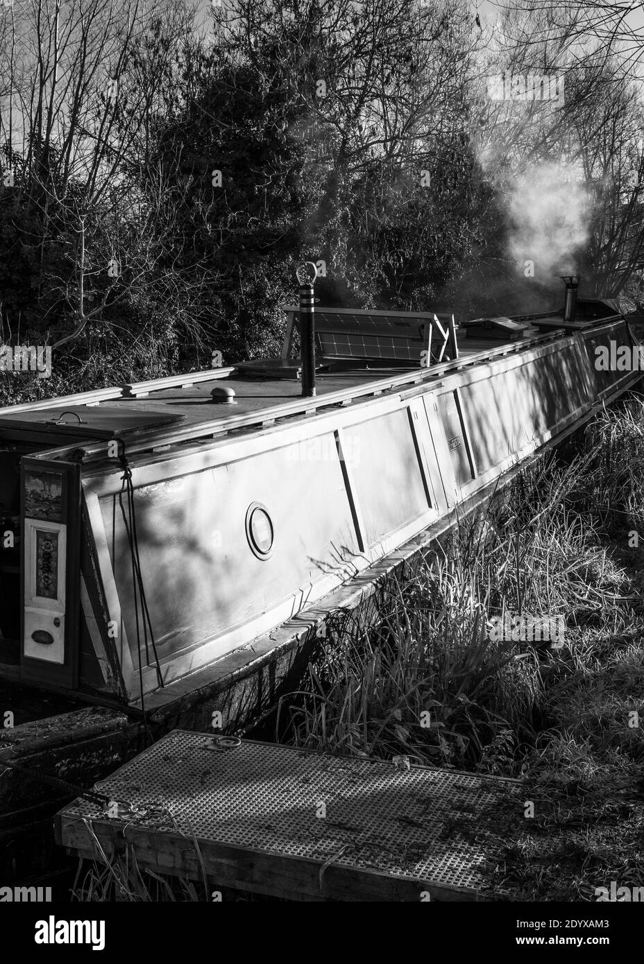Paysage noir et blanc, du canal d'Oxford, bateau étroit, hiver, Oxford, Oxfordshire, Angleterre, Royaume-Uni, GB. Banque D'Images