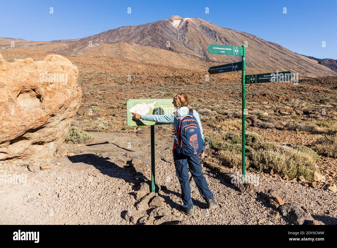 Femme marchant à la voie des panneaux et des directions sur les sentiers de la Pico Viejo dans le parc national de Las Canadas del Teide, Tenerife, îles Canaries, Espagne Banque D'Images