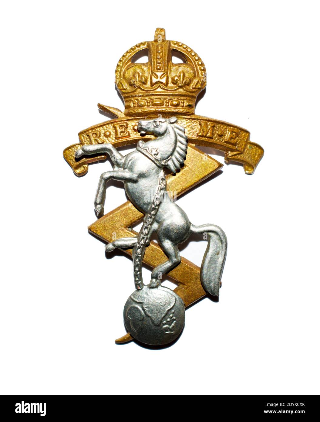 Un insigne de chapeau du Royal Electrical and Mechanical Engineers c. 1947-1952. Banque D'Images